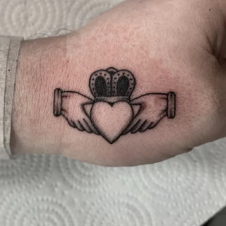 Claddagh - OldSchool Tattoo - Black Hat Tattoo Dublin - The Black Hat Tattoo