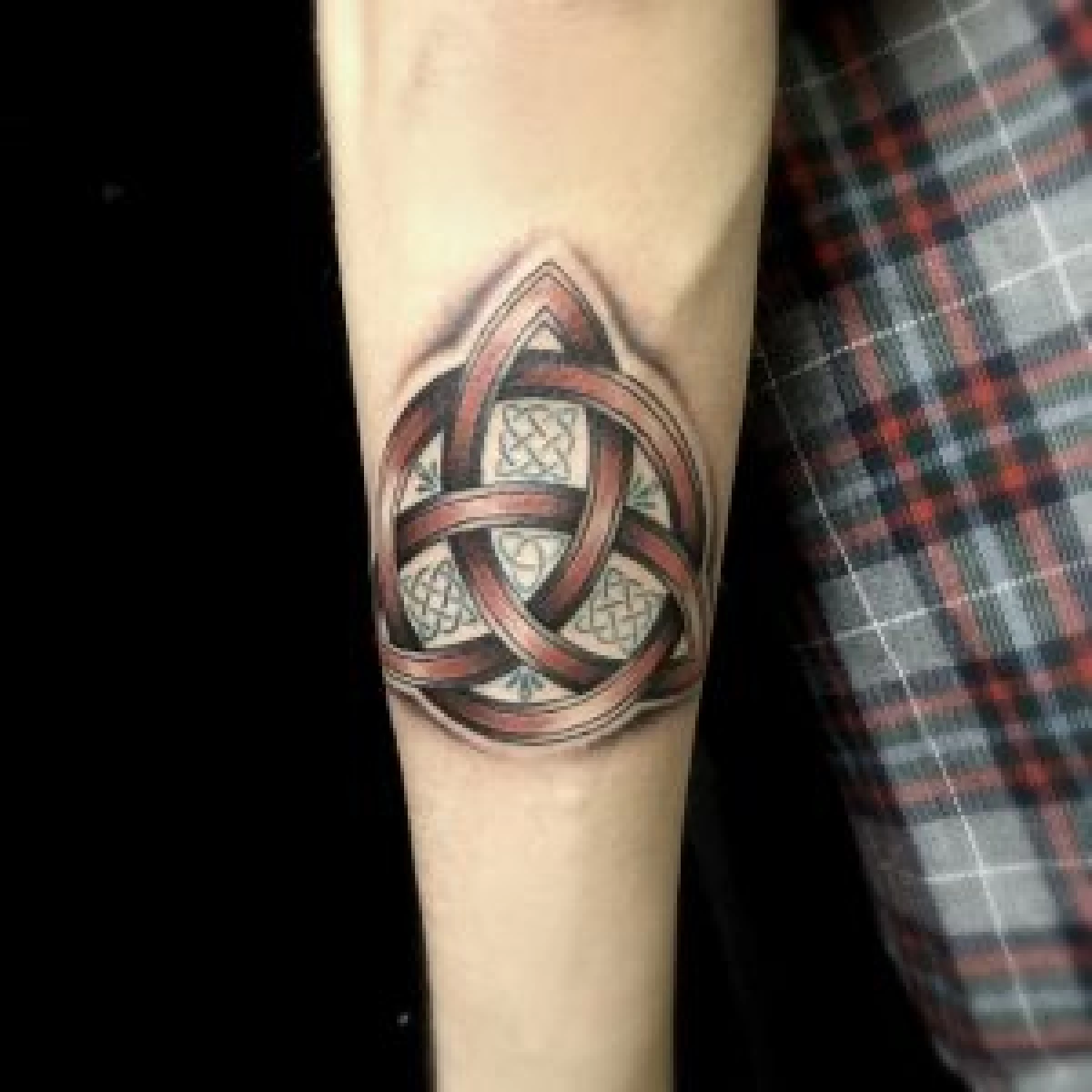 Celtic cross with claddagh symbol done by Kaine Magdalen in Chicago IL at  Tattoo Factory : r/tattoos