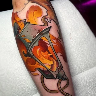 Rusel - guest artist -street lamp tattoo - neotraditionnal tattoo - color work - the black hat tattoo Nice - 2025 - The Black Hat Tattoo
