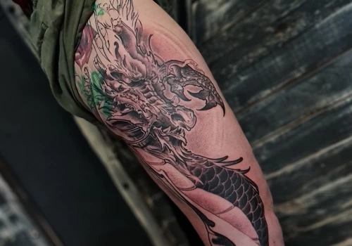 Featured image - Tatouage sur la cuisse _ une douleur modérée, idéale pour un premier tatouage - The Black Hat Tattoo