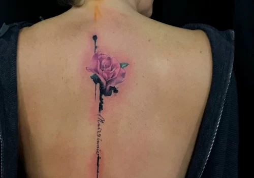 Featured image - Tatouage sur la colonne vertébrale _ à quoi s’attendre - The Black Hat Tattoo