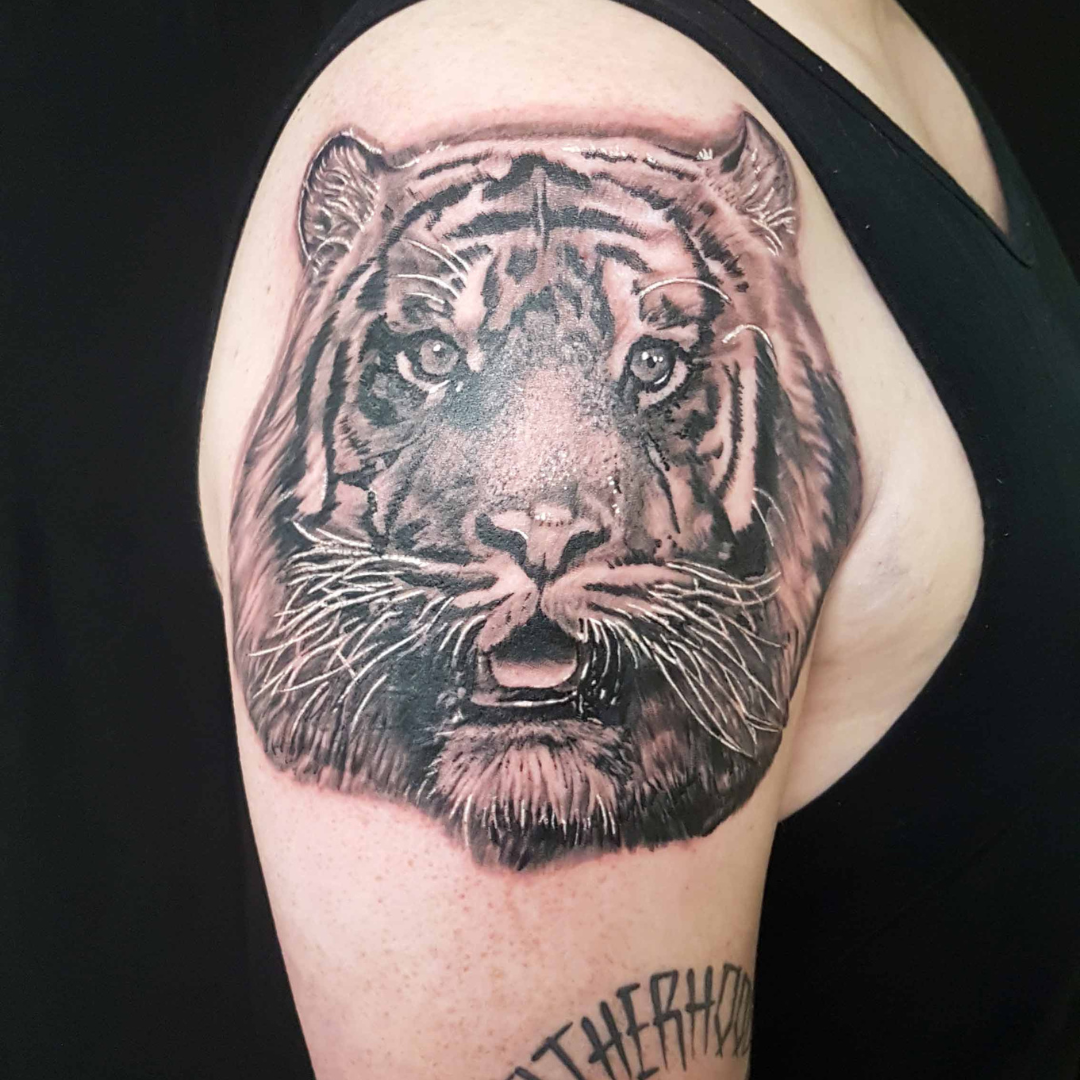 Back Hat Tattoo Nice 2023 - Nad Savarino - Tattoo Artist Guest Nice22 - The Black Hat Tattoo