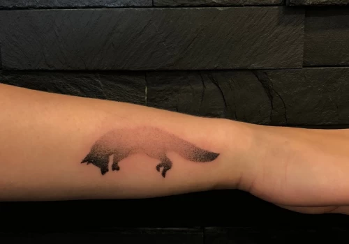 Featured image - Tatouage poignet _ idées stylées et vibes locales pour un tattoo réussi à Nice - The Black Hat Tattoo