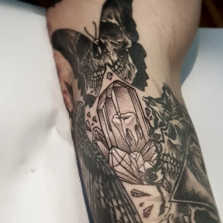 Skull & Crystal - Tattoo Neotraditionnal - Black Hat Tattoo Dublin - The Black Hat Tattoo