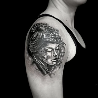 Medusa Tattoo - Tattoo Neotraditionnal - Black Hat Tattoo Dublin - The Black Hat Tattoo